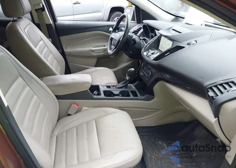 2017 Ford Escape Titanium z USA, uszkodzony, nr VIN 1FMCU9JD3HUA98318